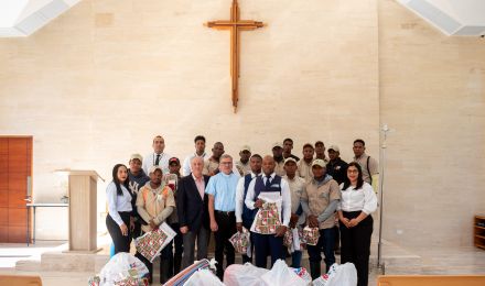 Puerta del Cielo regala sonrisas a  niños de La Guáyiga con entrega de juguetes