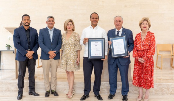  Parque Cementerio Puerta del Cielo recibe certificaci&oacute;n internacional de calidad ISO 9001:2015 otorgada por AENOR Dominicana