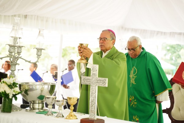 Parque Cementerio Puerta del Cielo siembra robles en honor a los padres en su d&iacute;a