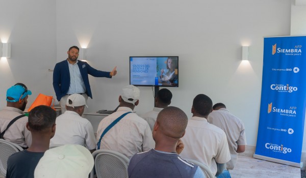 Colaboradores del Parque Cementerio Puerta del Cielo reciben charla sobre Fondos de Pensiones