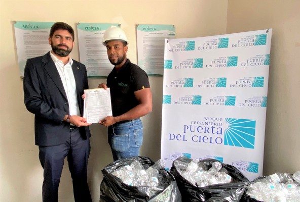Parque Cementerio Puerta del Cielo recicla miles de botellas para la preservación del medioambiente
