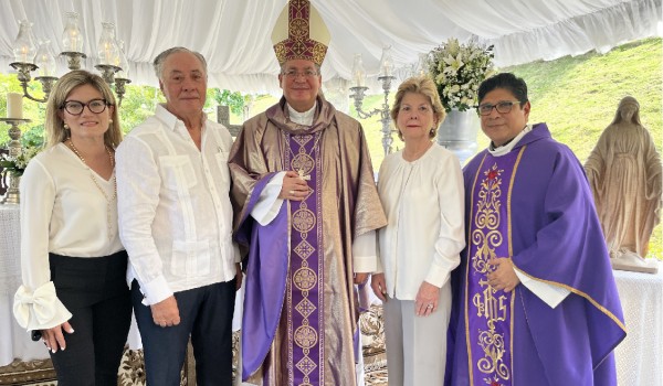 PUERTA DEL CIELO CELEBRA HERMOSA Y EMOTIVA MISA A LOS FIELES DIFUNTOS 