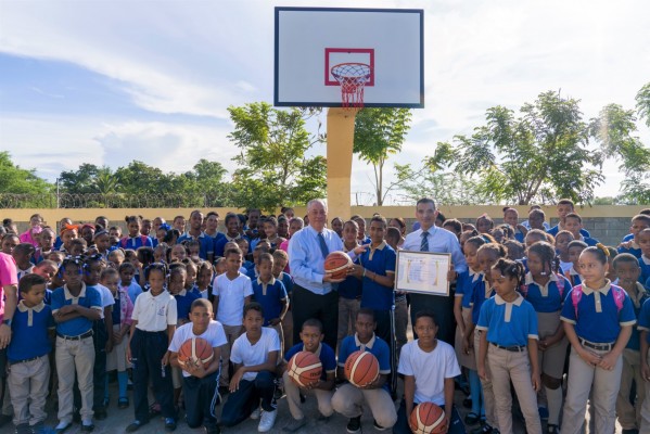 Parque Cementerio Puerta del Cielo dona cancha de baloncesto y equipos deportivos
